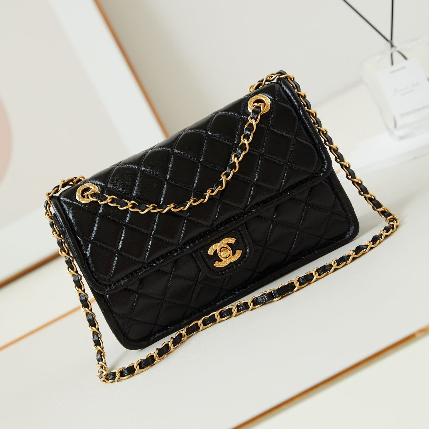 Sac à rabat moyen 24s 25 cm en cuir de veau noir avec finitions dorées