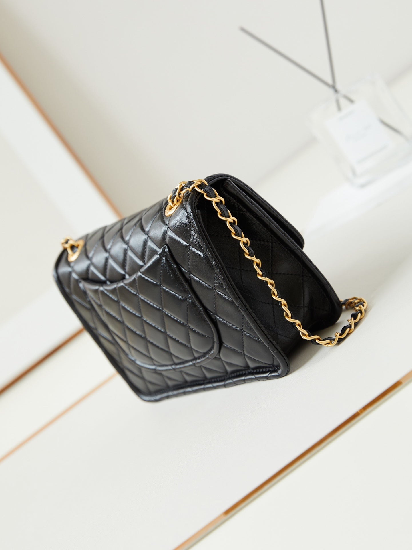 Sac à rabat moyen 24s 25 cm en cuir de veau noir avec finitions dorées