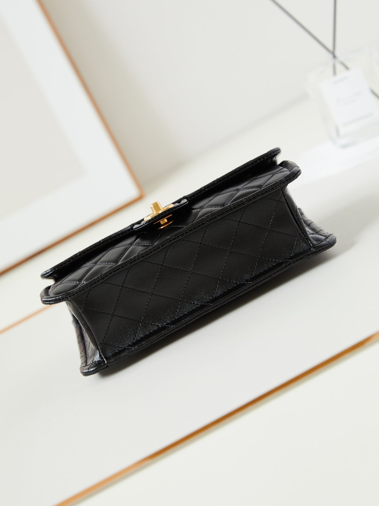 Sac à rabat moyen 24s 25 cm en cuir de veau noir avec finitions dorées