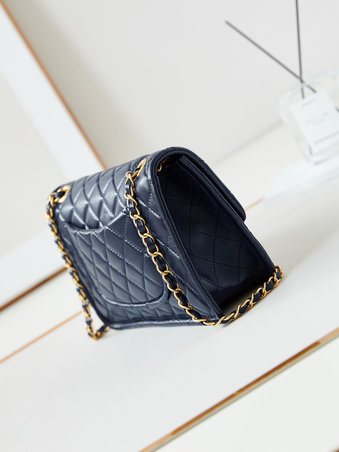 Sac à rabat moyen 24s 25 cm en cuir de veau bleu foncé avec accessoires dorés