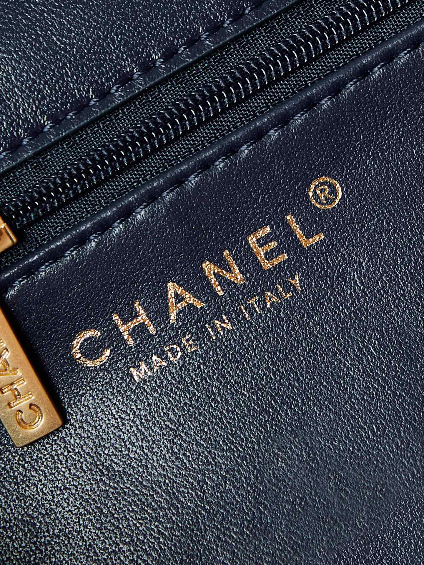 Sac à rabat moyen 24s 25 cm en cuir de veau bleu foncé avec accessoires dorés