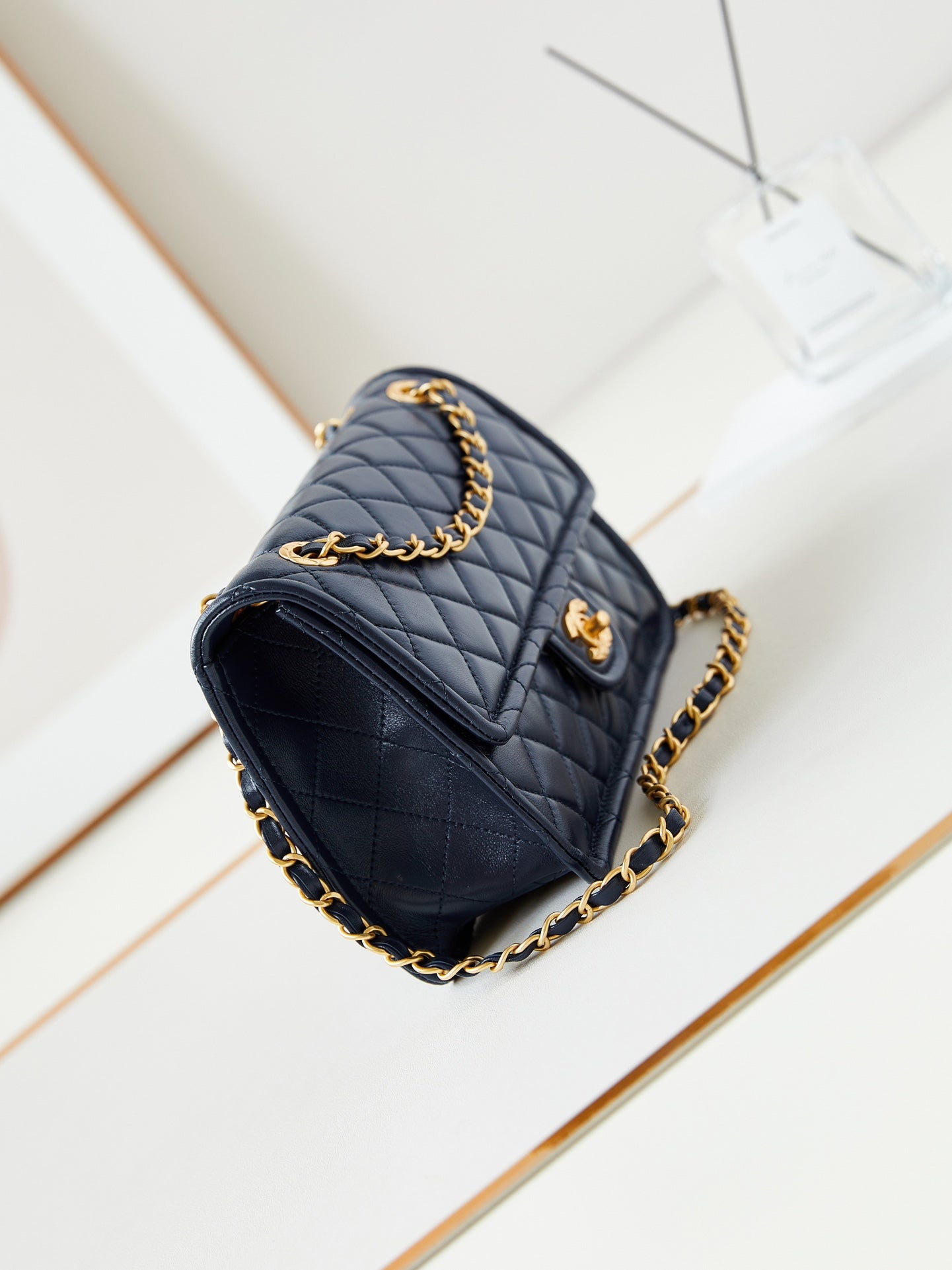 Sac à rabat moyen 24s 25 cm en cuir de veau bleu foncé avec accessoires dorés