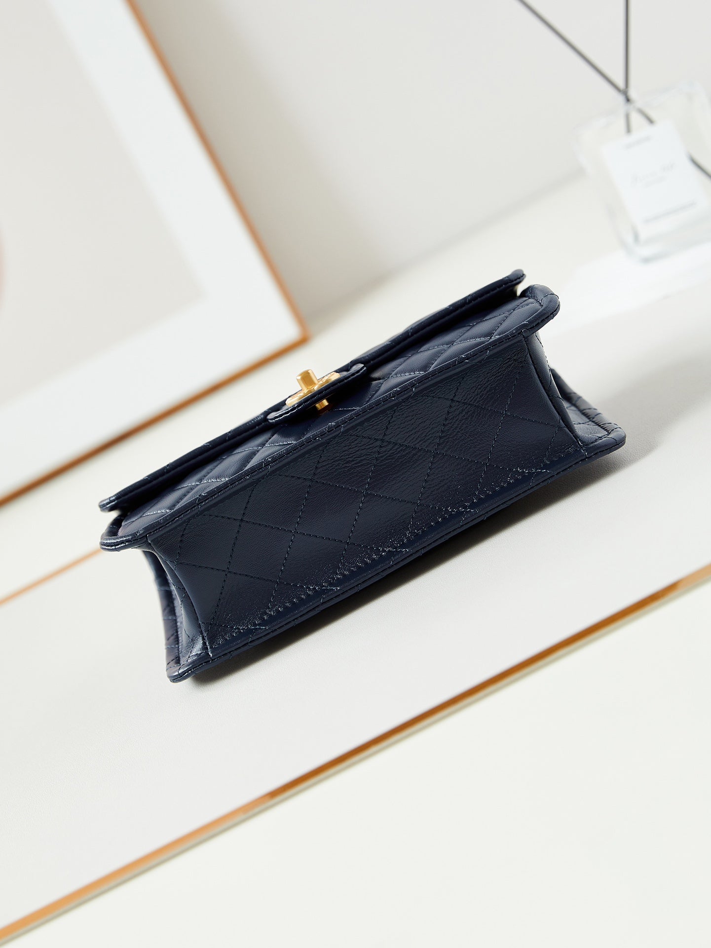 Sac à rabat moyen 24s 25 cm en cuir de veau bleu foncé avec accessoires dorés