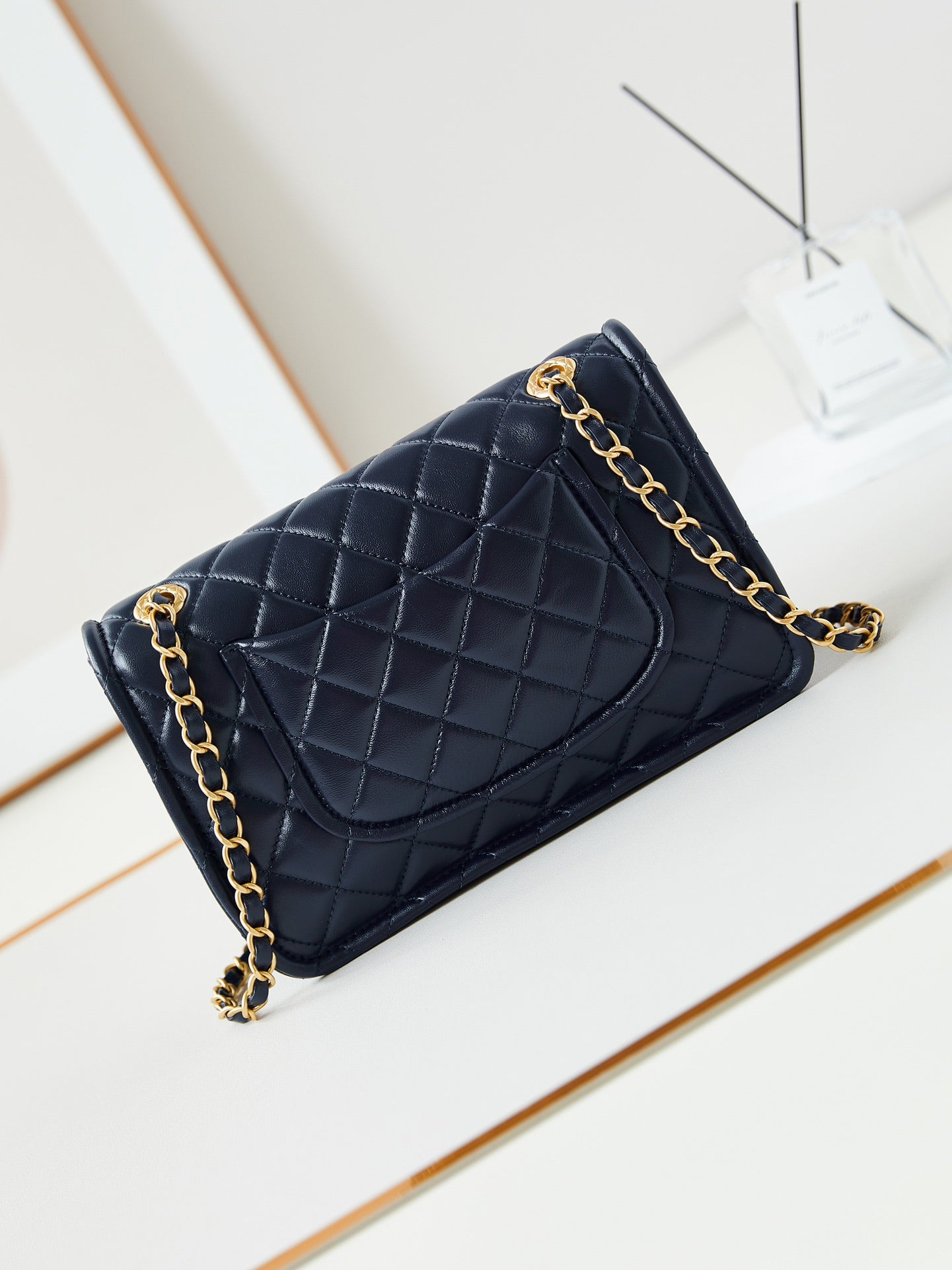 Sac à rabat moyen 24s 25 cm en cuir de veau bleu foncé avec accessoires dorés