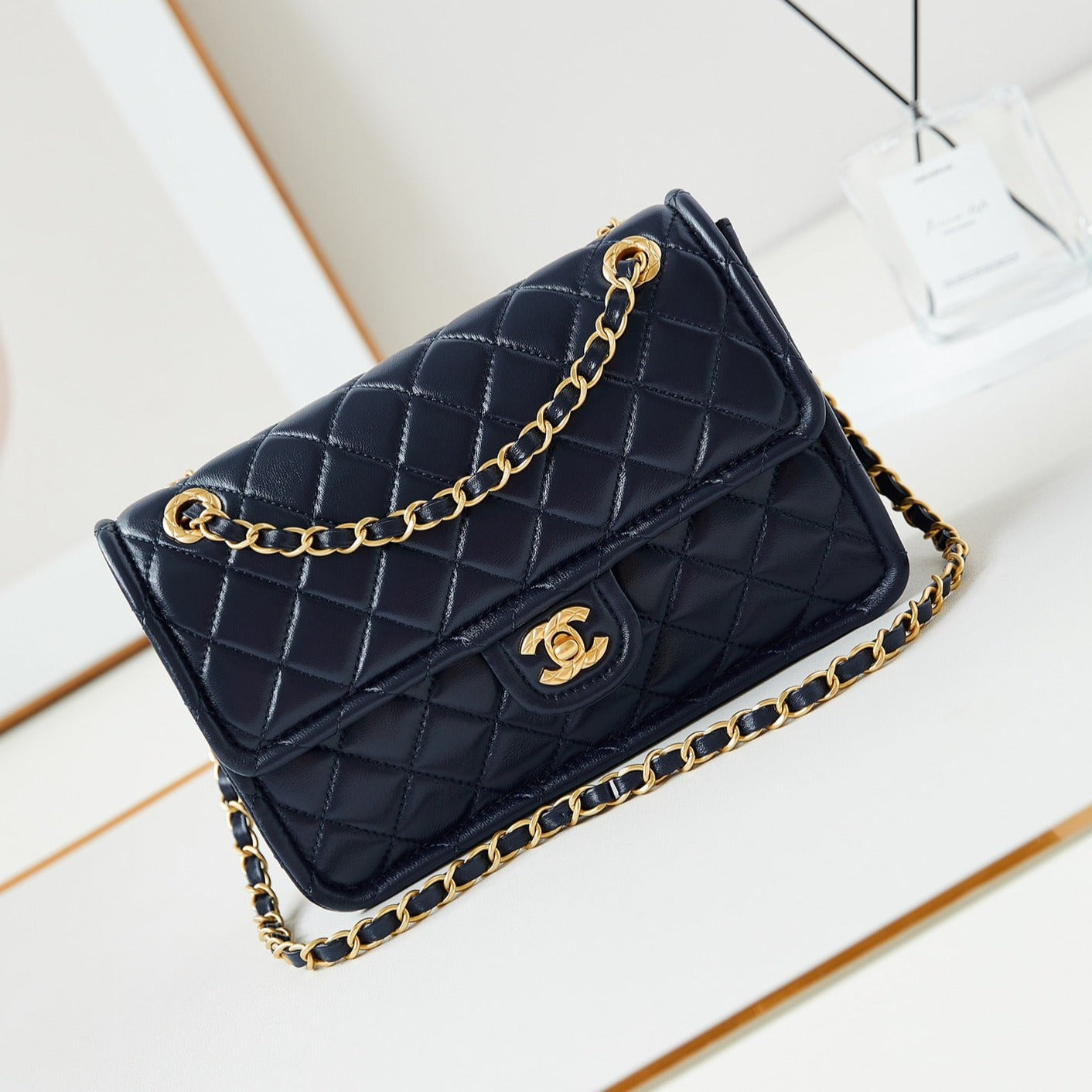 Sac à rabat moyen 24s 25 cm en cuir de veau bleu foncé avec accessoires dorés