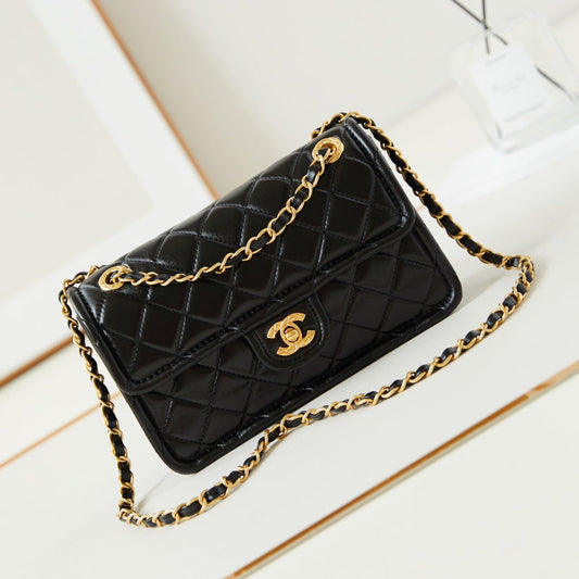 Petit sac à rabat 24s 23 cm en cuir de veau noir et accessoires dorés