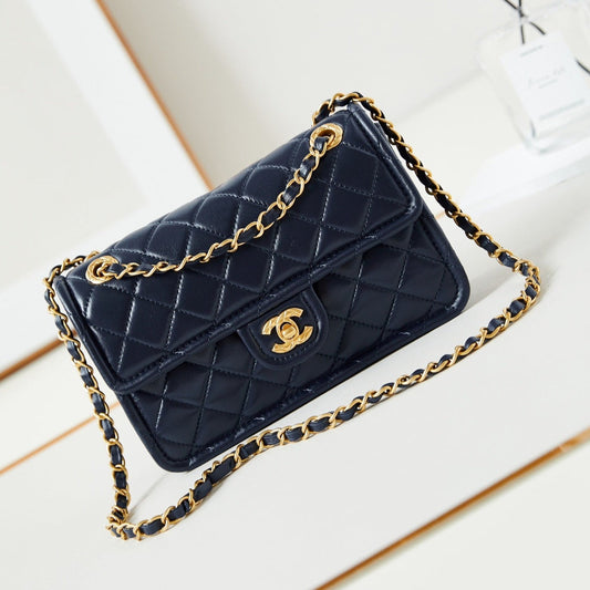 Petit sac à rabat 24s 23 cm en cuir de veau bleu foncé avec accessoires dorés