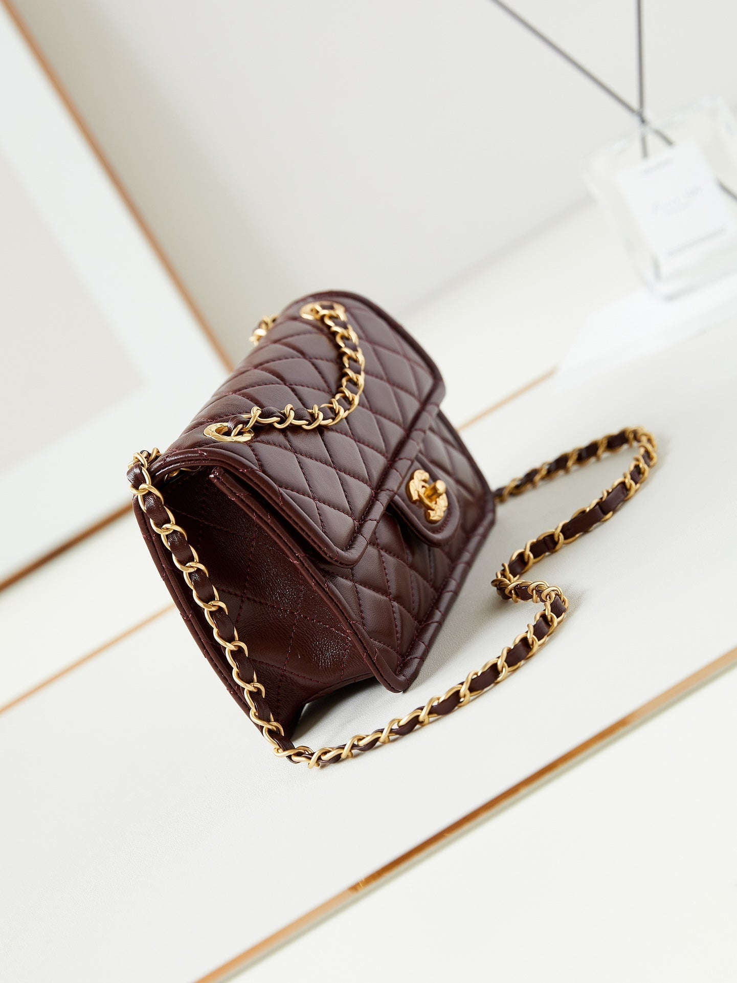 Petit sac à rabat 24s 23 cm en cuir de veau bordeaux et accessoires dorés
