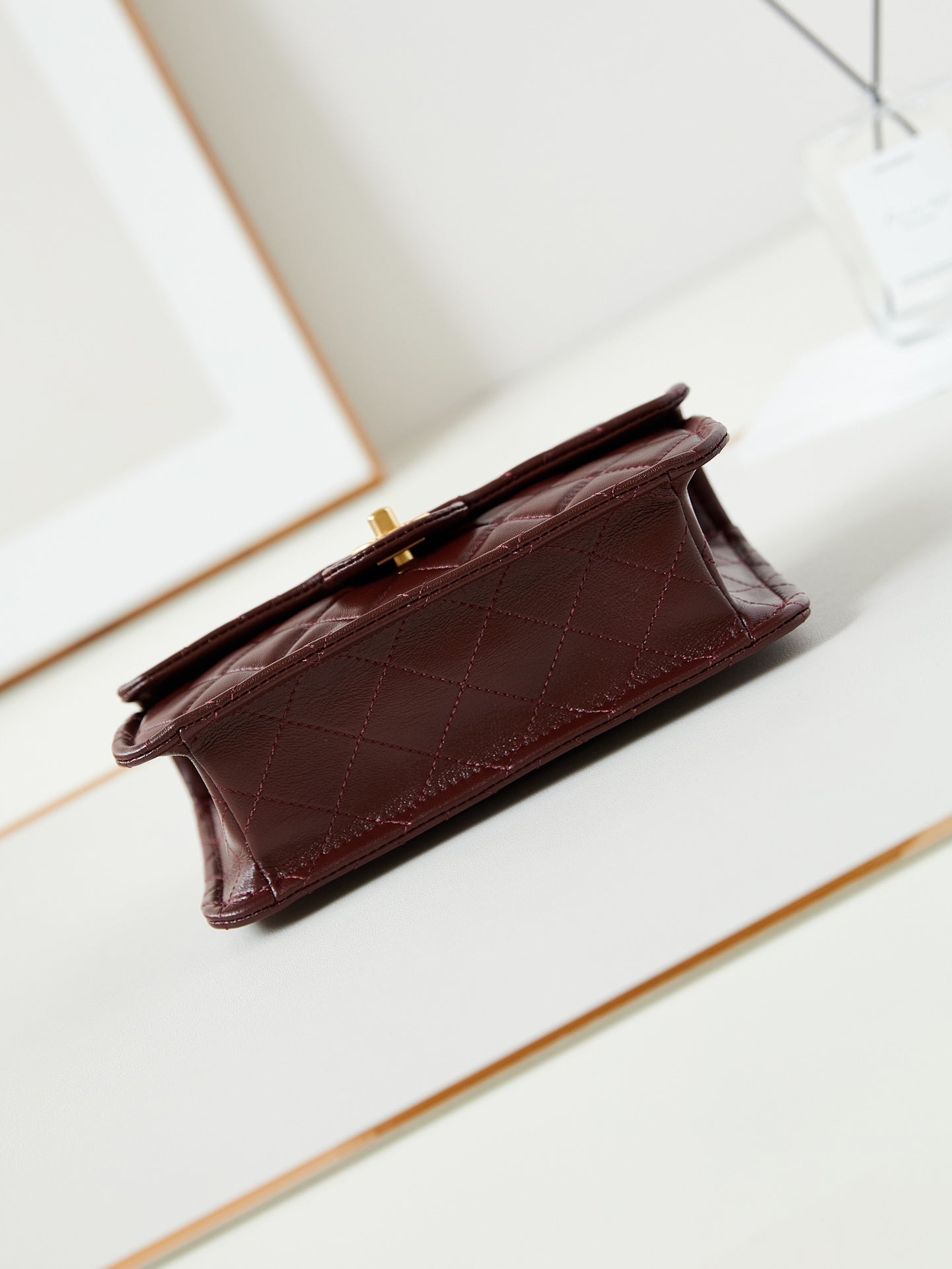 Petit sac à rabat 24s 23 cm en cuir de veau bordeaux et accessoires dorés