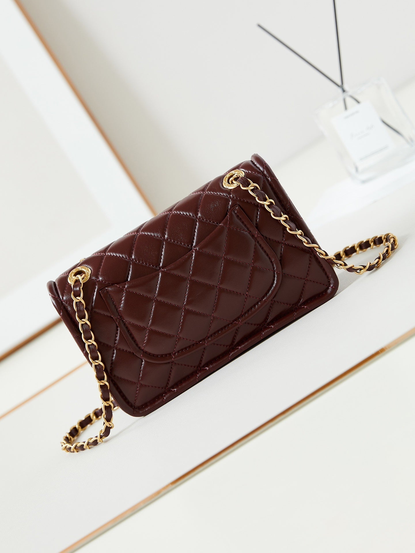 Petit sac à rabat 24s 23 cm en cuir de veau bordeaux et accessoires dorés