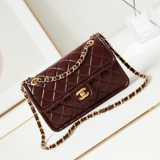 Petit sac à rabat 24s 23 cm en cuir de veau bordeaux et accessoires dorés