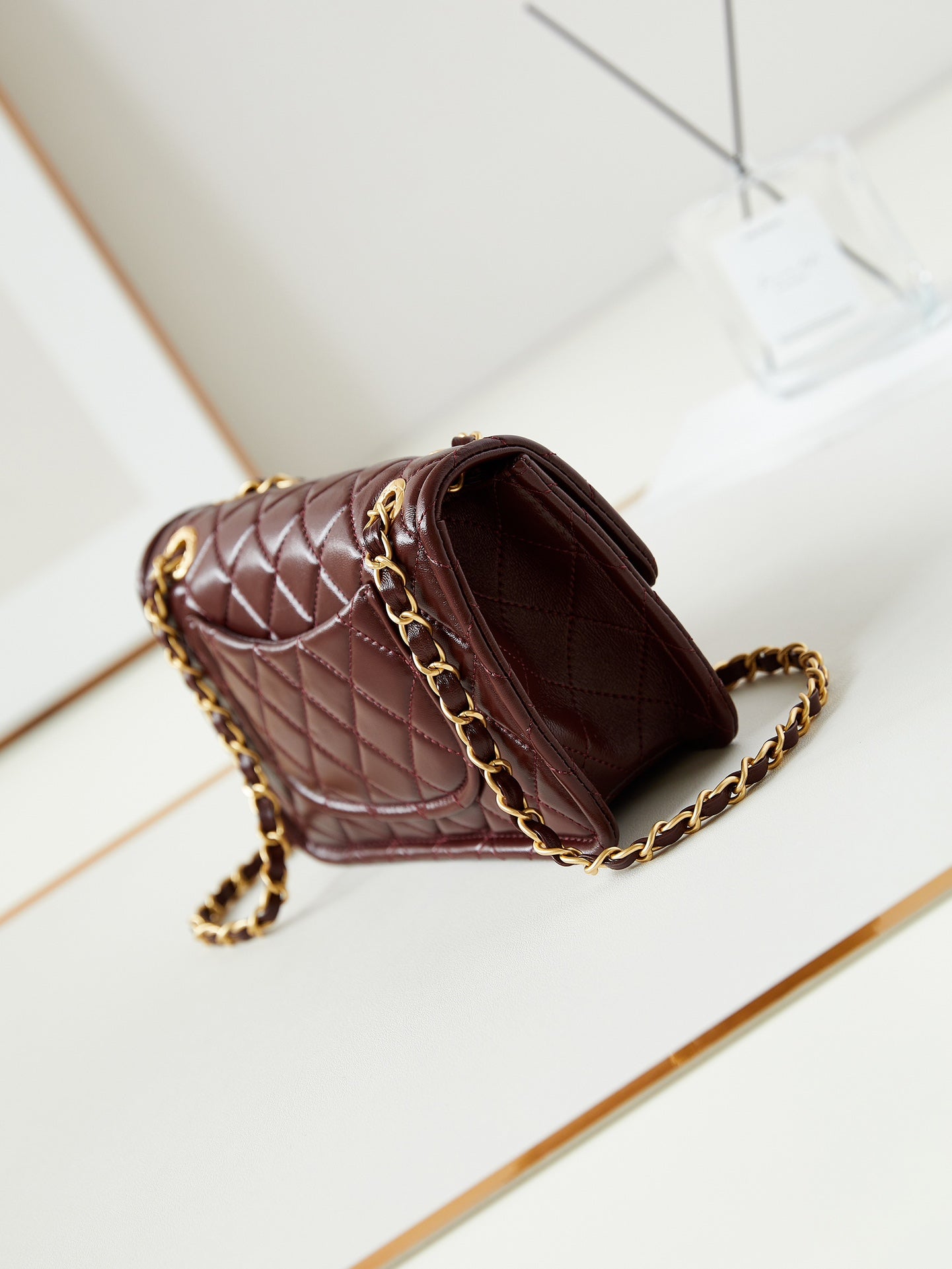 Petit sac à rabat 24s 23 cm en cuir de veau bordeaux et accessoires dorés