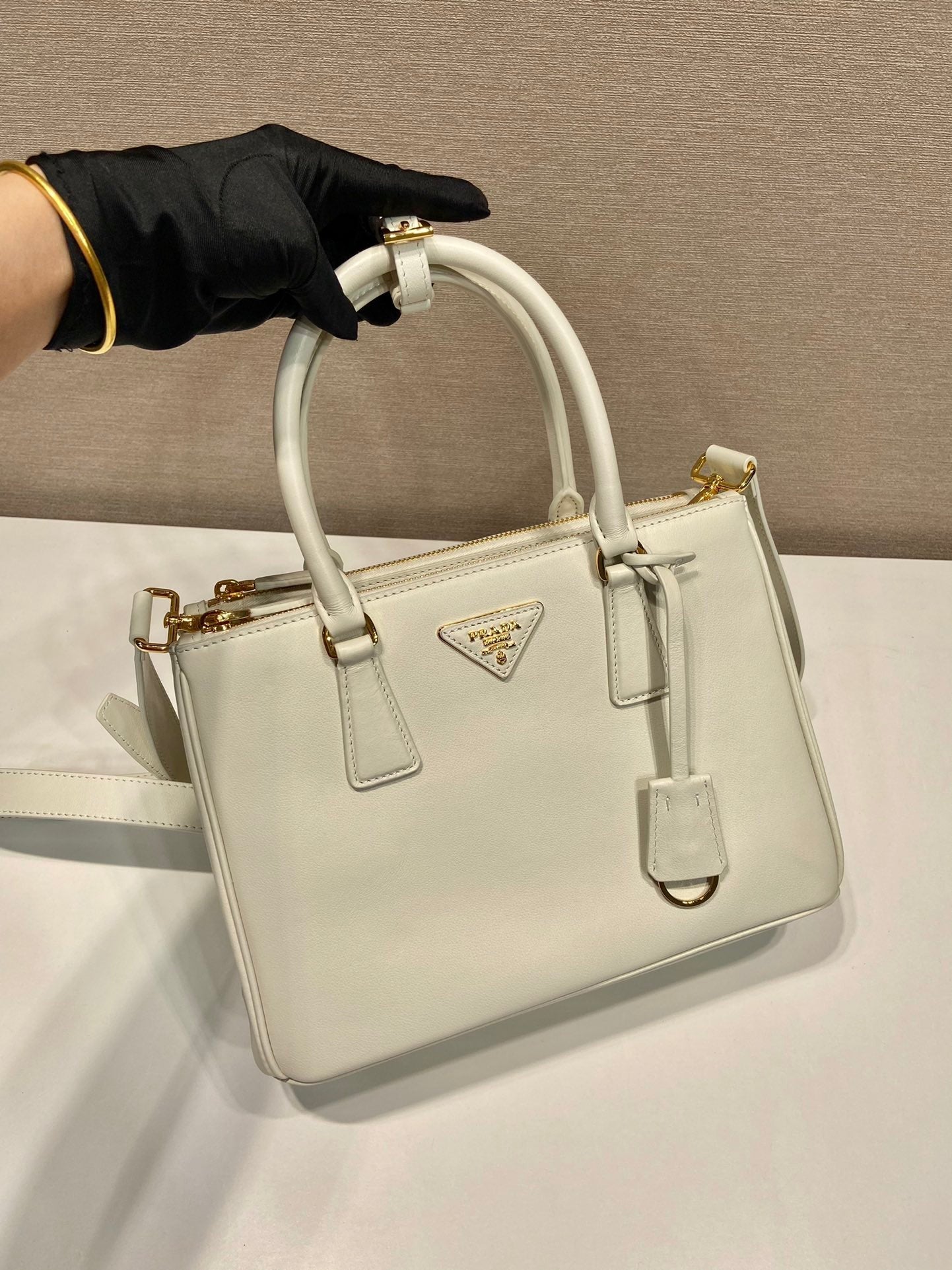 SAC GALLERIA MOYEN 28 EN CUIR DE VEAU LISSE BLANC, QUINCAILLERIE DORÉE