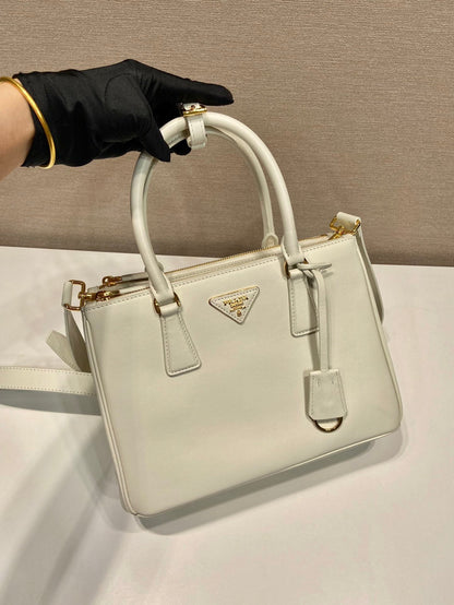 SAC GALLERIA MOYEN 28 EN CUIR DE VEAU LISSE BLANC, QUINCAILLERIE DORÉE