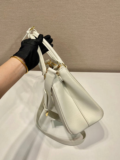 SAC GALLERIA MOYEN 28 EN CUIR DE VEAU LISSE BLANC, QUINCAILLERIE DORÉE