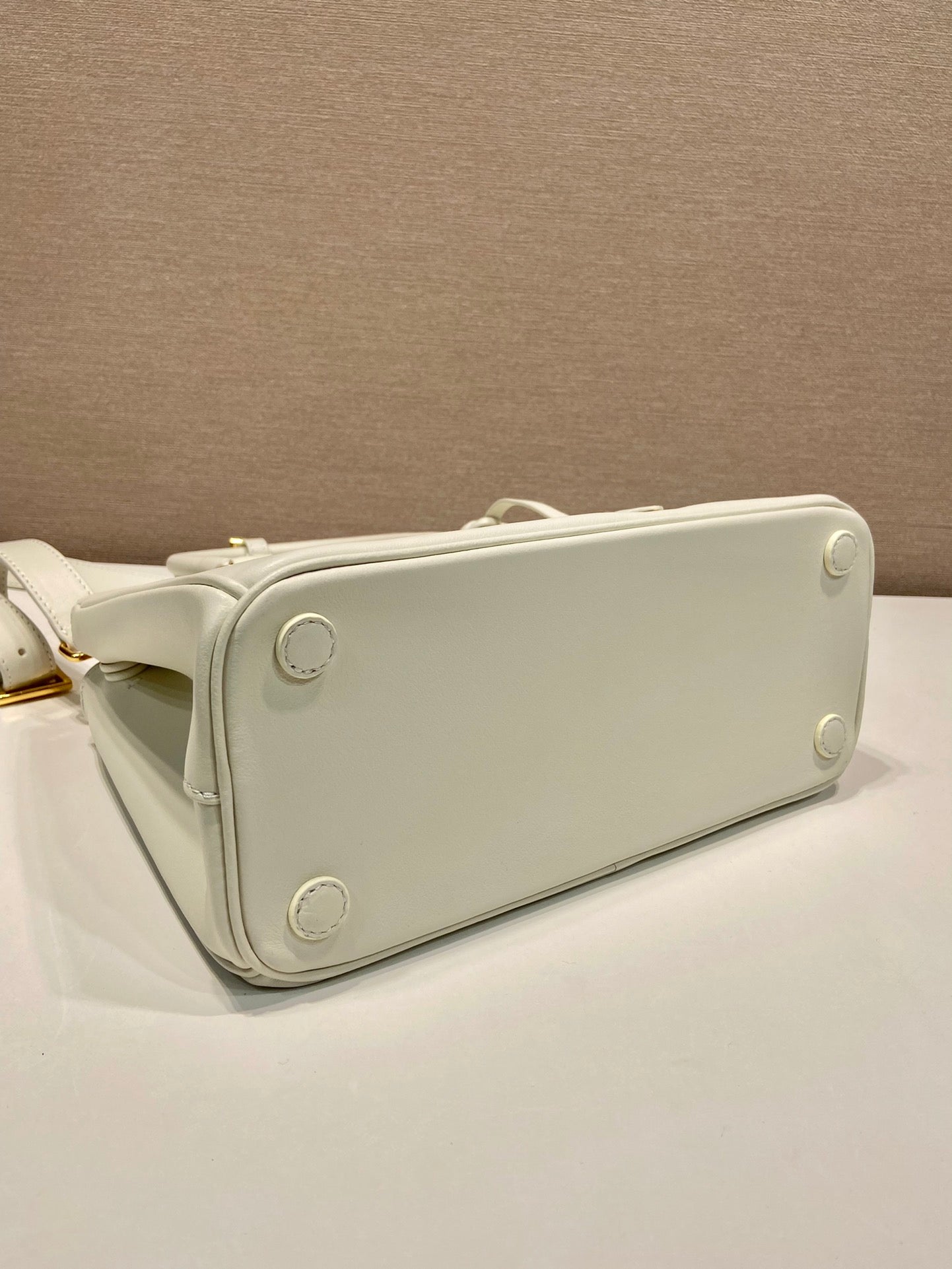 SAC GALLERIA MOYEN 28 EN CUIR DE VEAU LISSE BLANC, QUINCAILLERIE DORÉE
