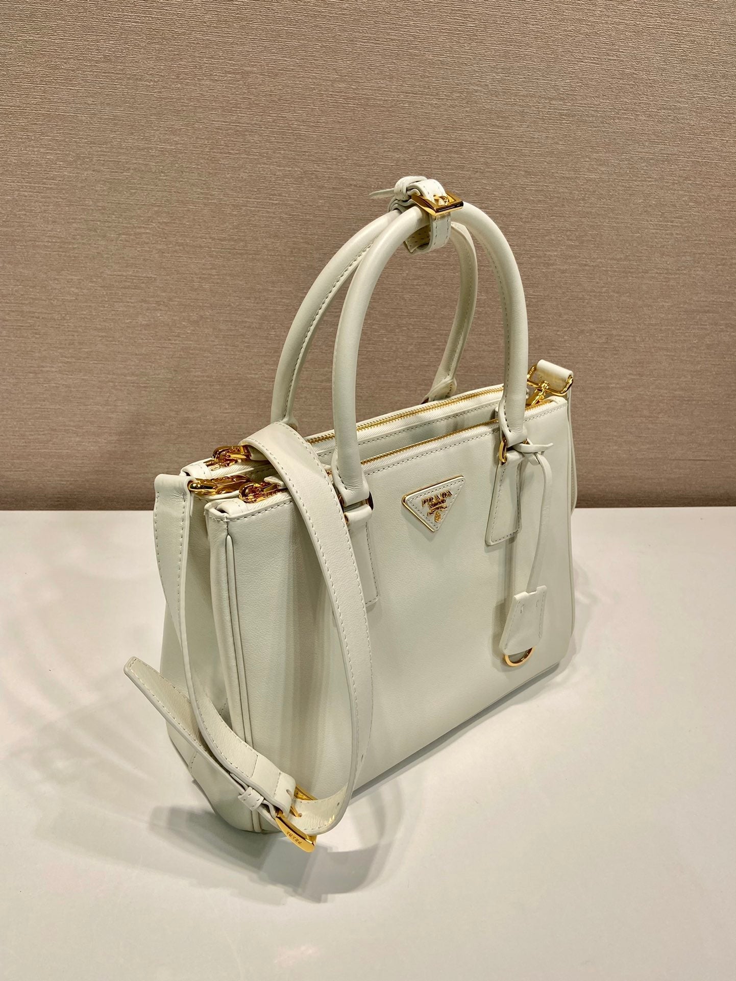 SAC GALLERIA MOYEN 28 EN CUIR DE VEAU LISSE BLANC, QUINCAILLERIE DORÉE