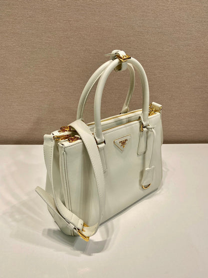 SAC GALLERIA MOYEN 28 EN CUIR DE VEAU LISSE BLANC, QUINCAILLERIE DORÉE