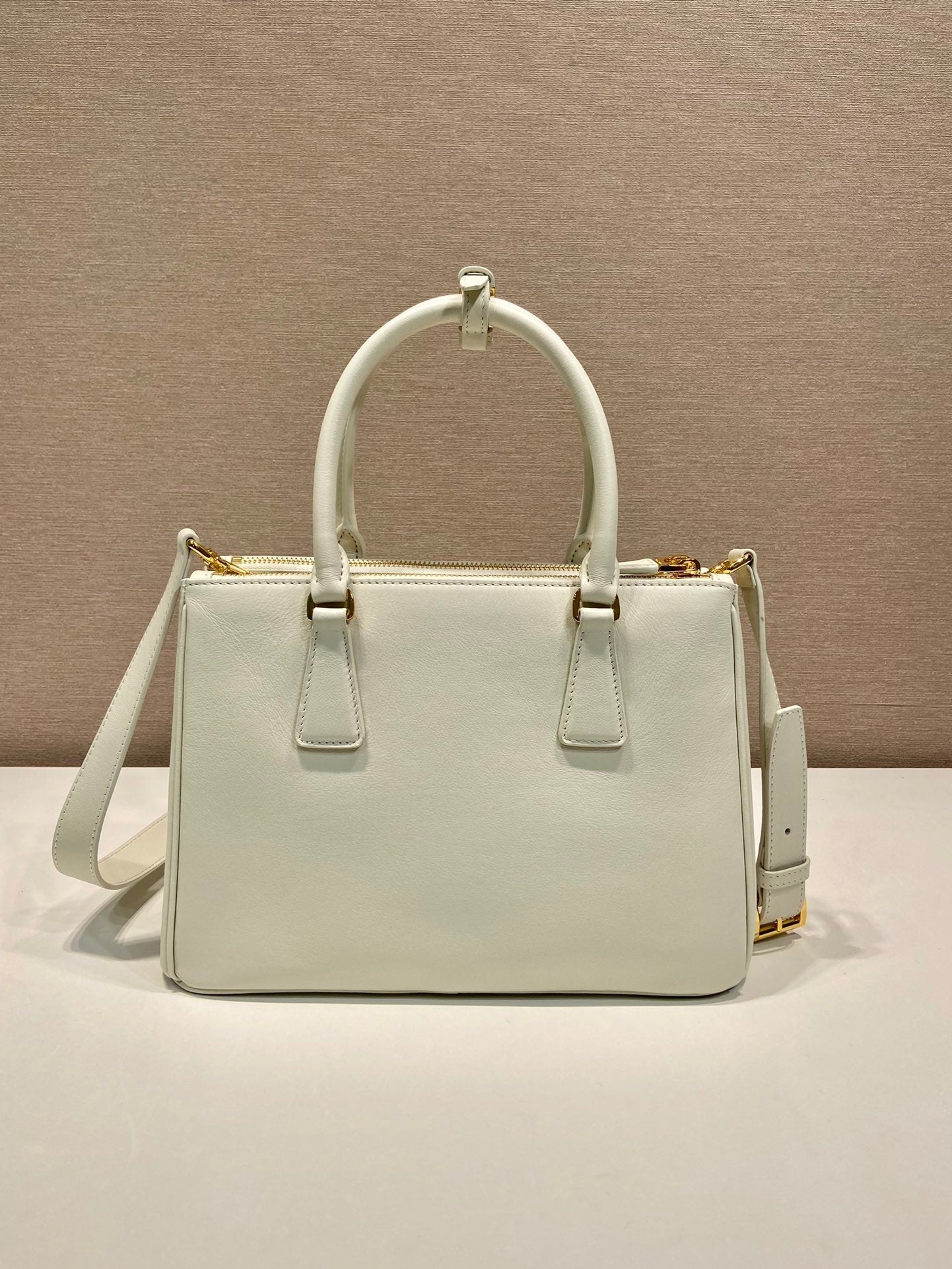 SAC GALLERIA MOYEN 28 EN CUIR DE VEAU LISSE BLANC, QUINCAILLERIE DORÉE