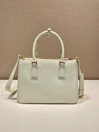 SAC GALLERIA MOYEN 28 EN CUIR DE VEAU LISSE BLANC, QUINCAILLERIE DORÉE