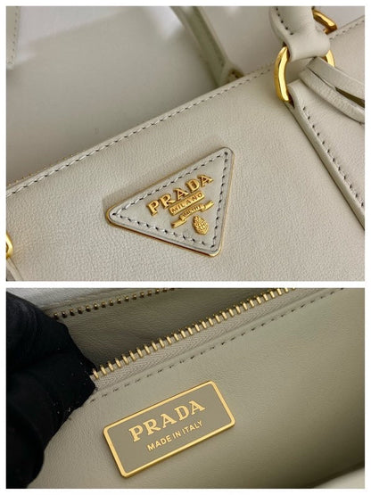SAC GALLERIA MOYEN 28 EN CUIR DE VEAU LISSE BLANC, QUINCAILLERIE DORÉE