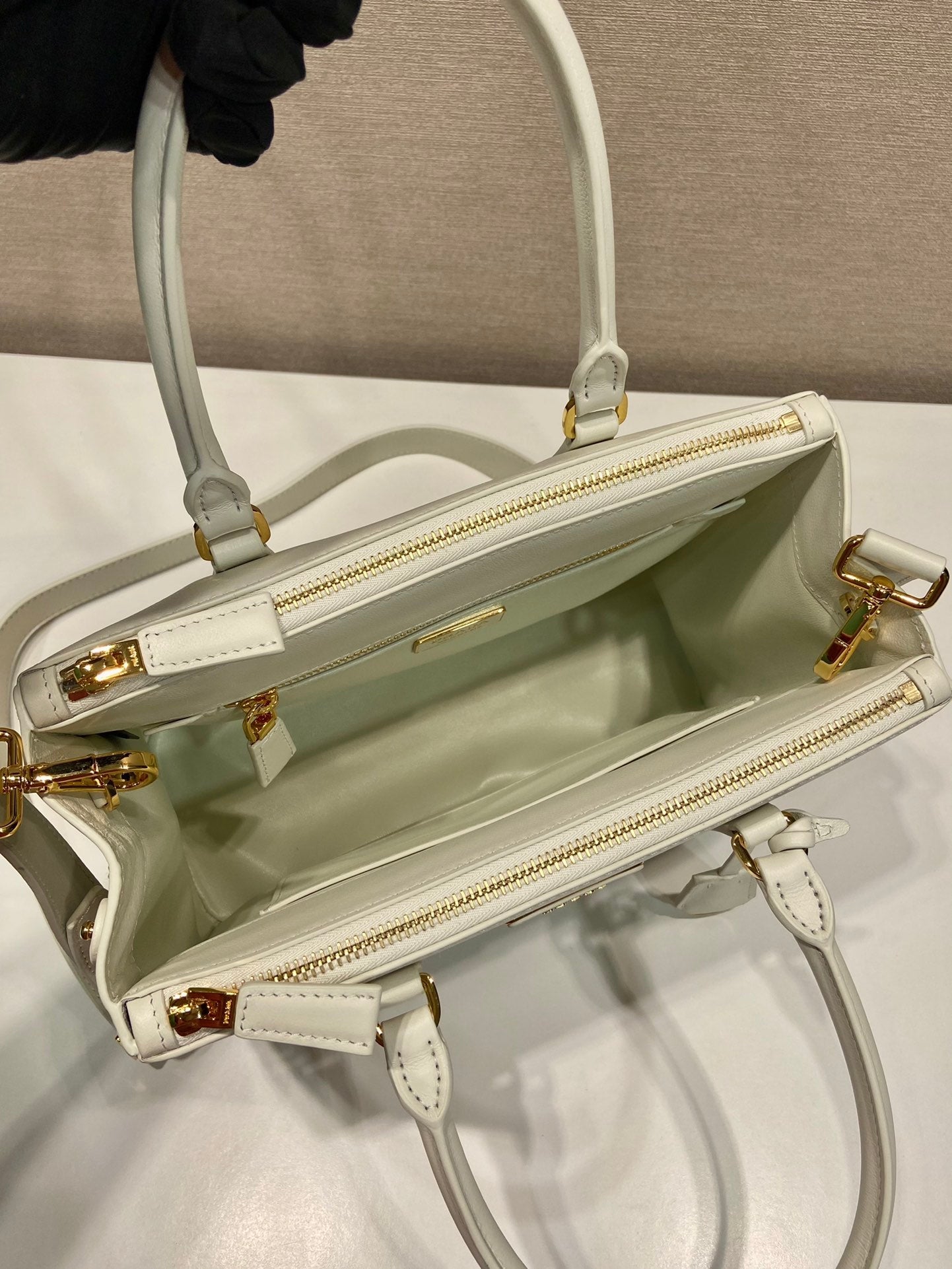 SAC GALLERIA MOYEN 28 EN CUIR DE VEAU LISSE BLANC, QUINCAILLERIE DORÉE
