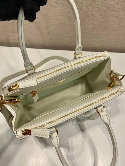 SAC GALLERIA MOYEN 28 EN CUIR DE VEAU LISSE BLANC, QUINCAILLERIE DORÉE
