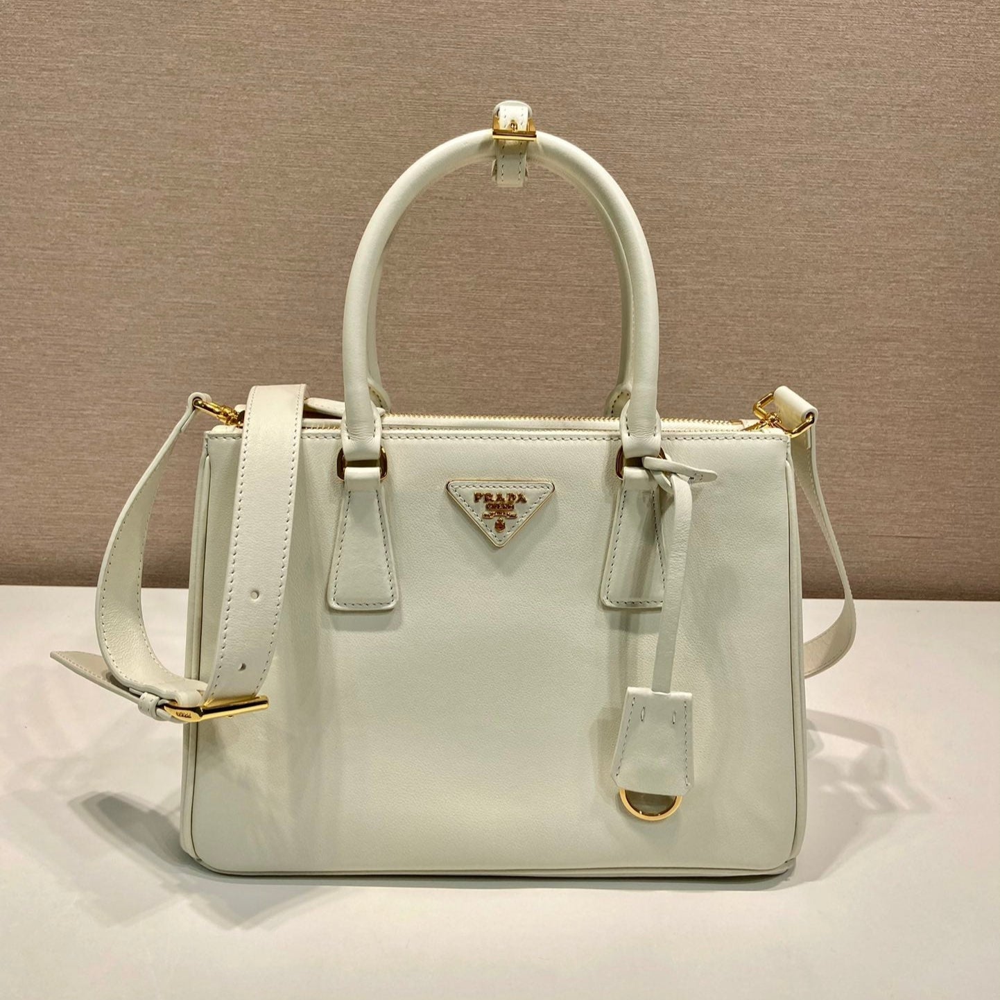SAC GALLERIA MOYEN 28 EN CUIR DE VEAU LISSE BLANC, QUINCAILLERIE DORÉE