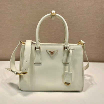SAC GALLERIA MOYEN 28 EN CUIR DE VEAU LISSE BLANC, QUINCAILLERIE DORÉE