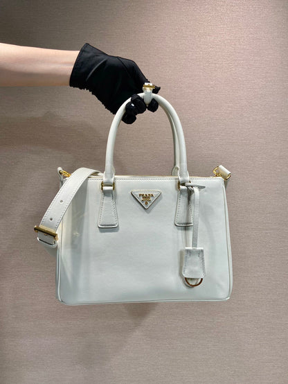 SAC GALLERIA MOYEN 28 EN CUIR DE VEAU LISSE BLANC, QUINCAILLERIE DORÉE