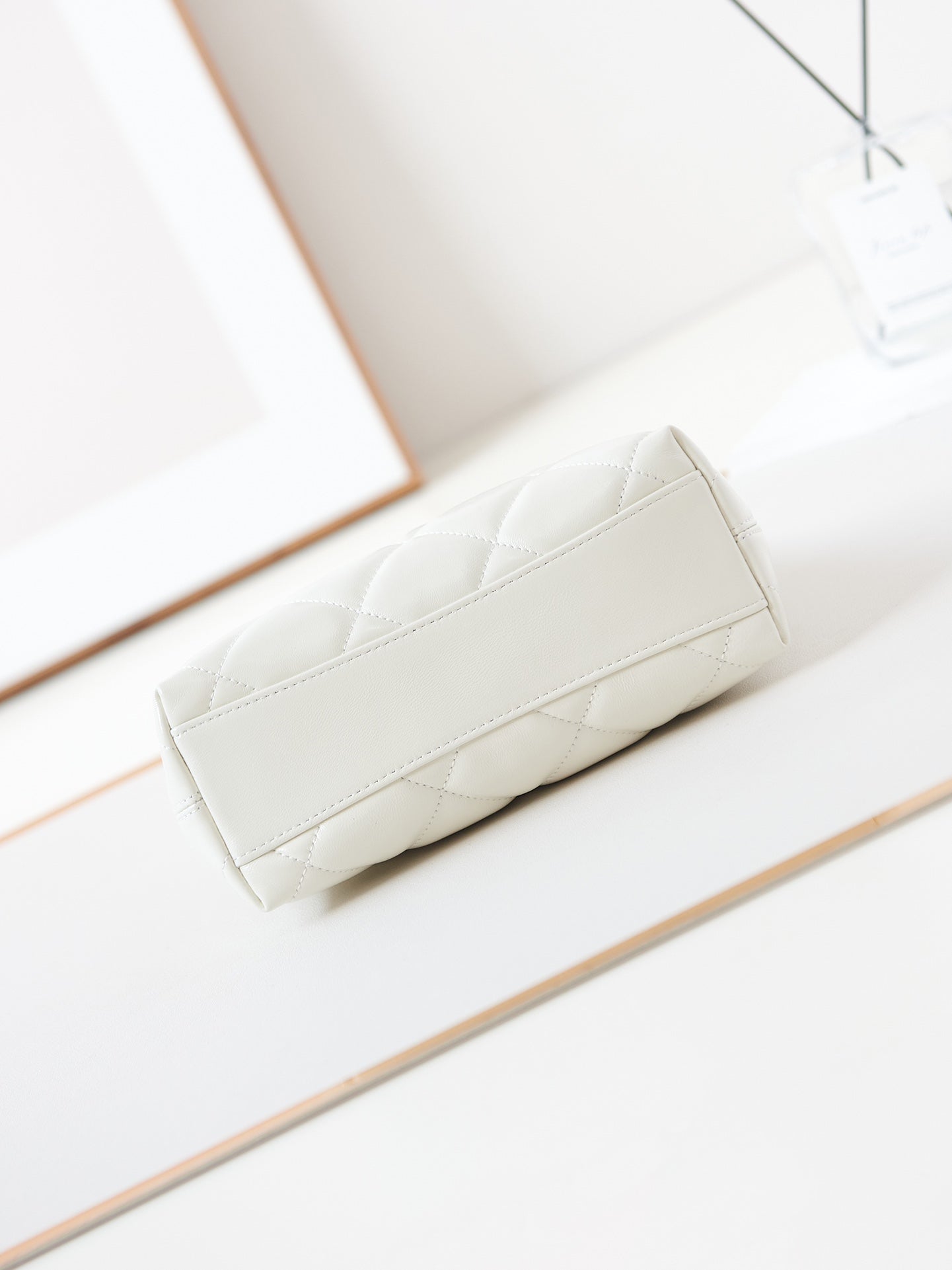 Sac hobo 24a 23 cm en cuir de veau blanc avec finitions dorées