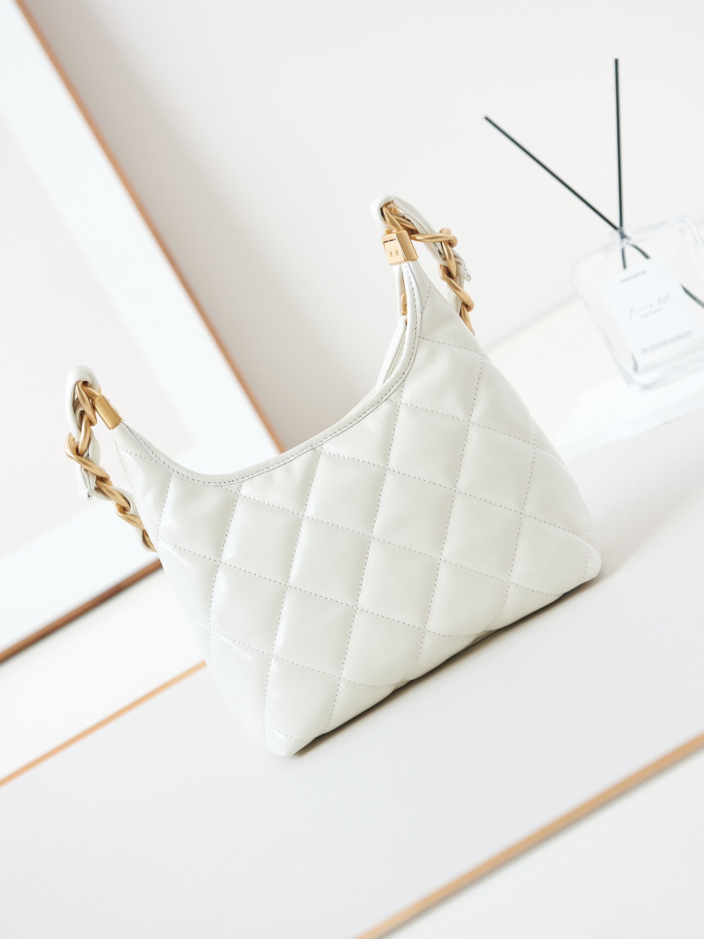 Sac hobo 24a 23 cm en cuir de veau blanc avec finitions dorées