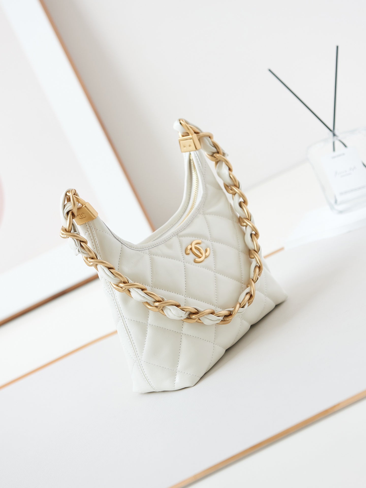 Sac hobo 24a 23 cm en cuir de veau blanc avec finitions dorées