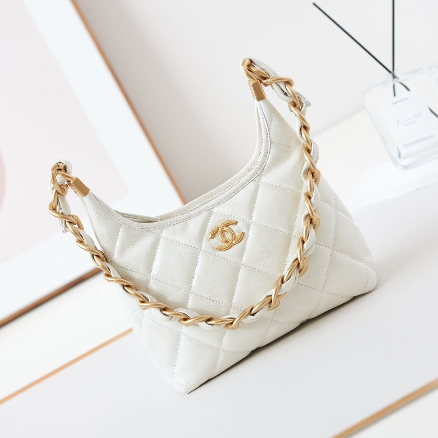 Sac hobo 24a 23 cm en cuir de veau blanc avec finitions dorées