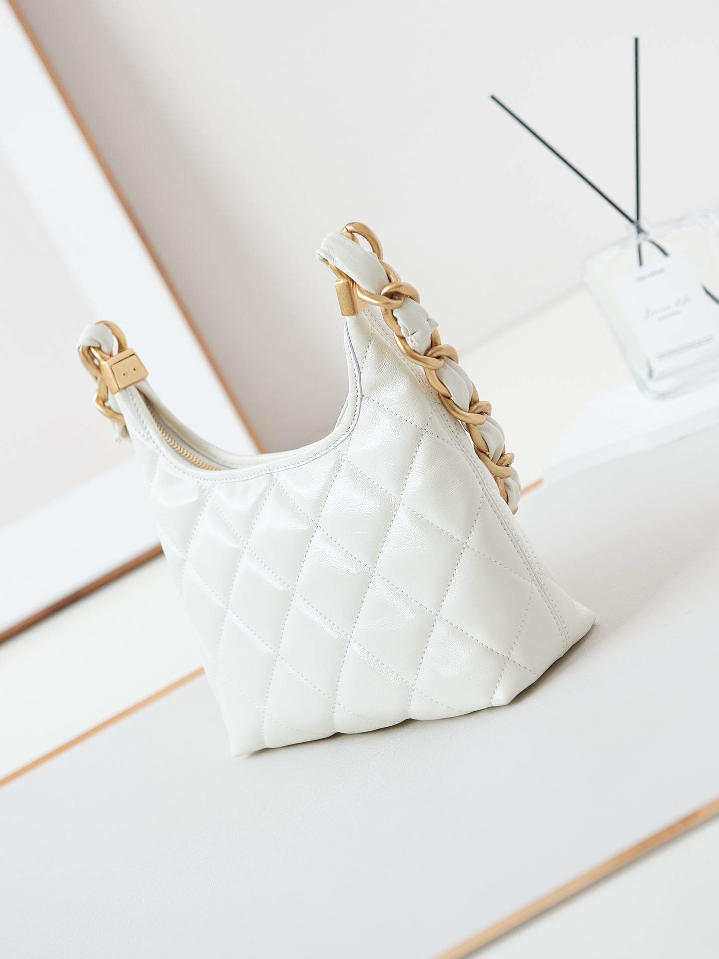 Sac hobo 24a 23 cm en cuir de veau blanc avec finitions dorées