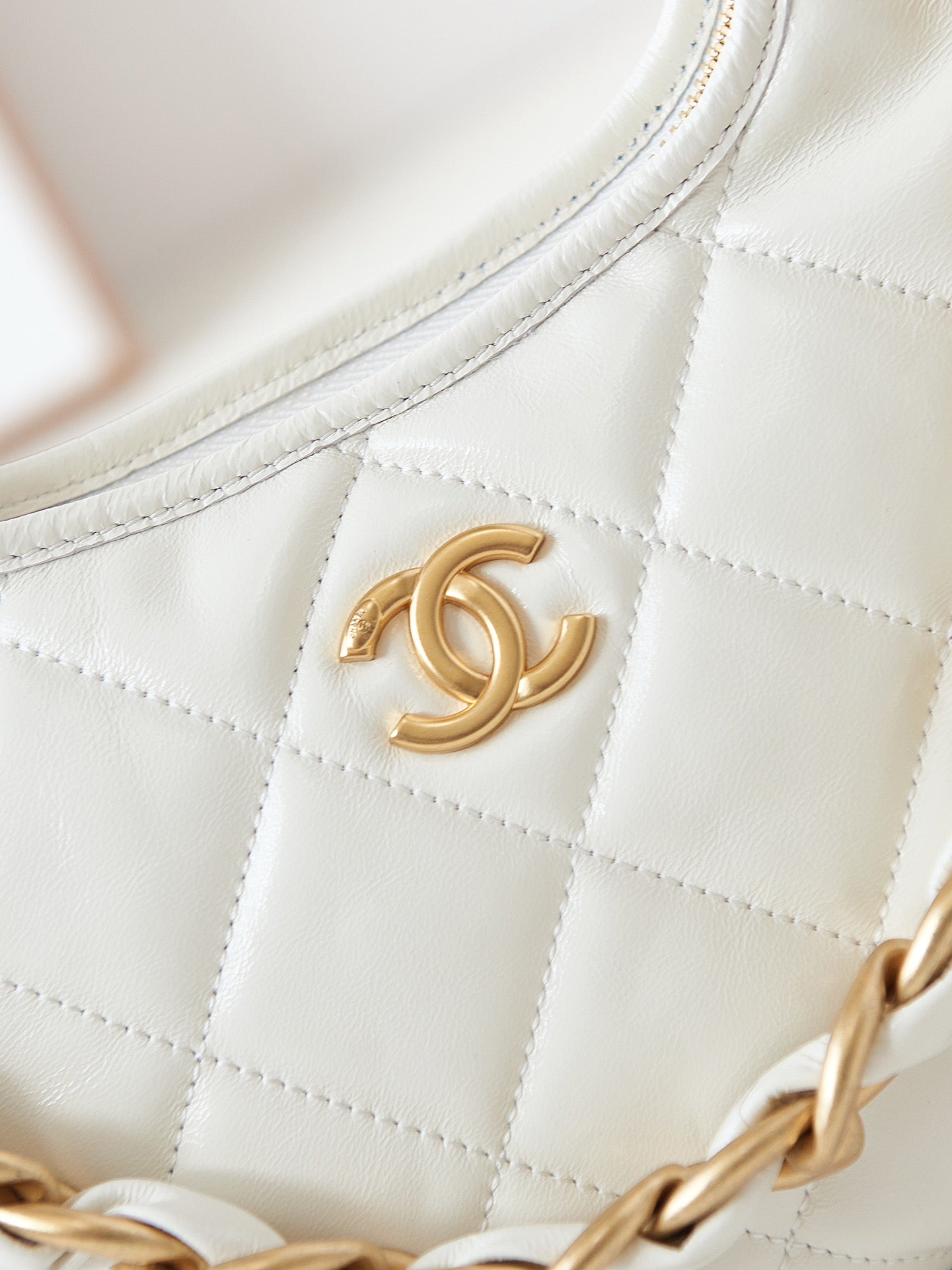 Sac hobo 24a 23 cm en cuir de veau blanc avec finitions dorées