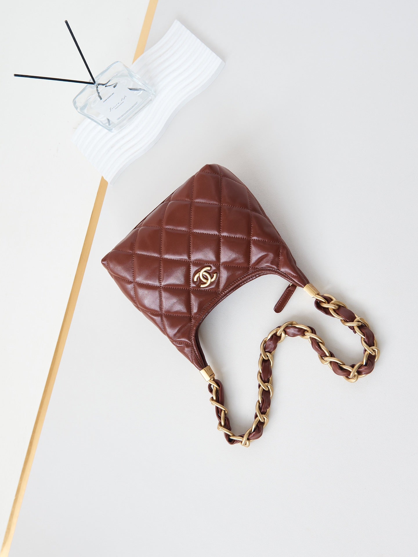Sac hobo 24a 23 cm en cuir de veau bordeaux avec finitions dorées
