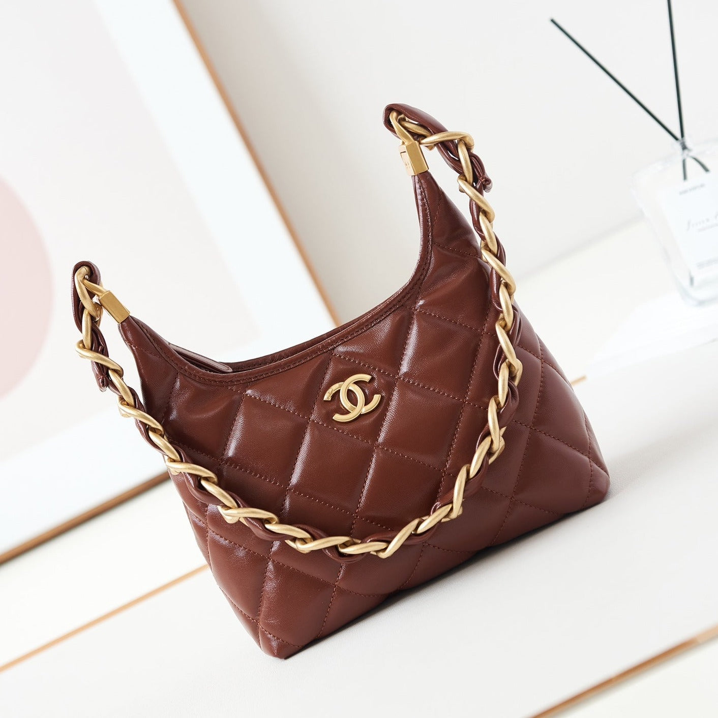 Sac hobo 24a 23 cm en cuir de veau bordeaux avec finitions dorées