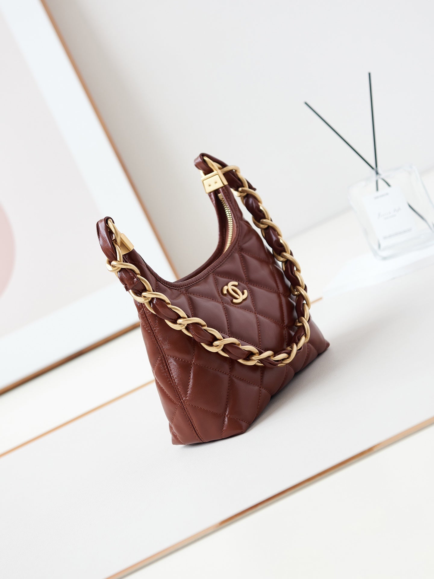 Sac hobo 24a 23 cm en cuir de veau bordeaux avec finitions dorées