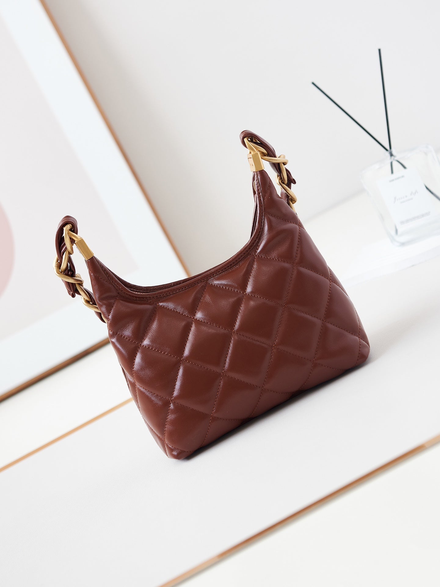Sac hobo 24a 23 cm en cuir de veau bordeaux avec finitions dorées