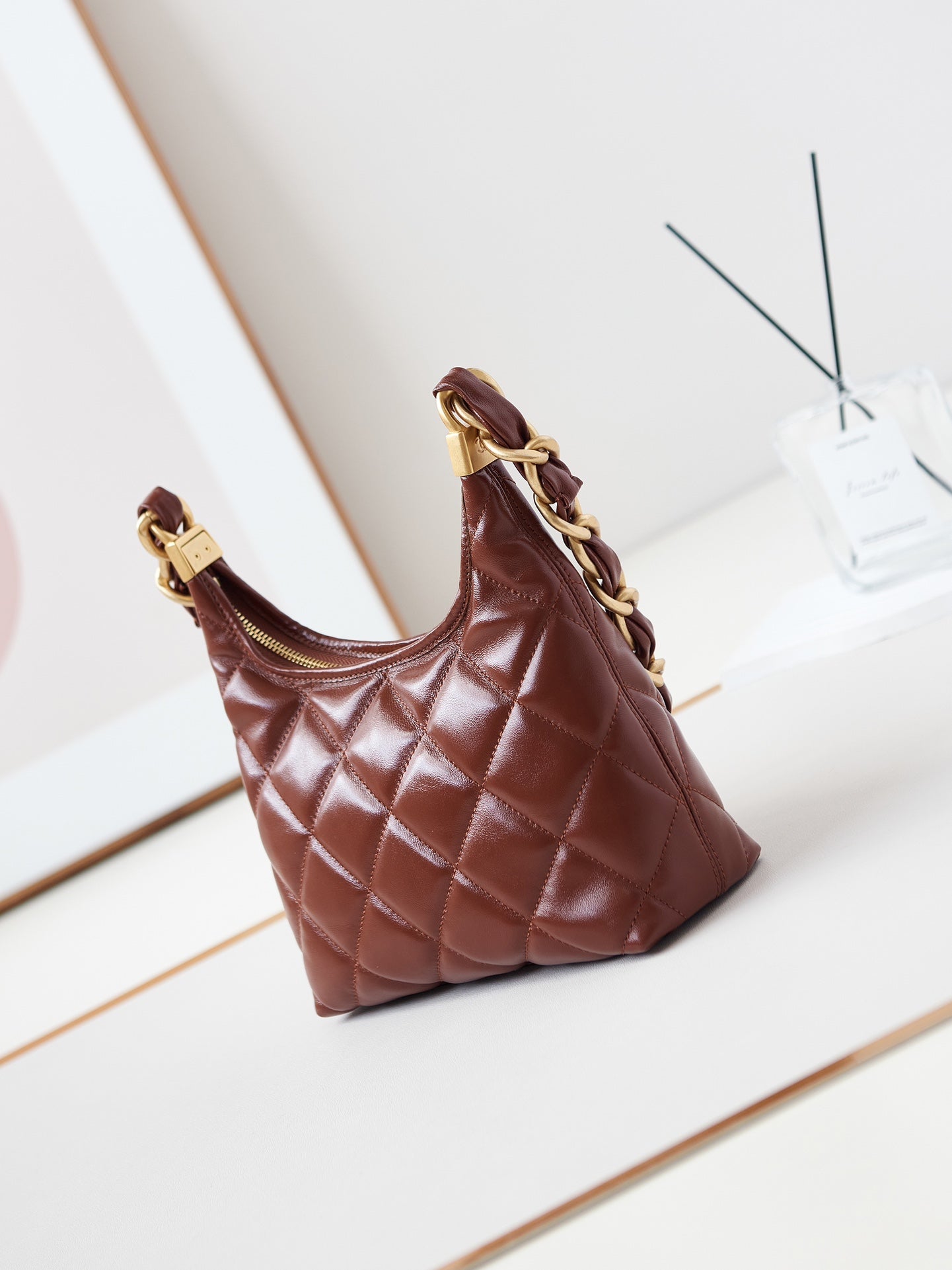 Sac hobo 24a 23 cm en cuir de veau bordeaux avec finitions dorées
