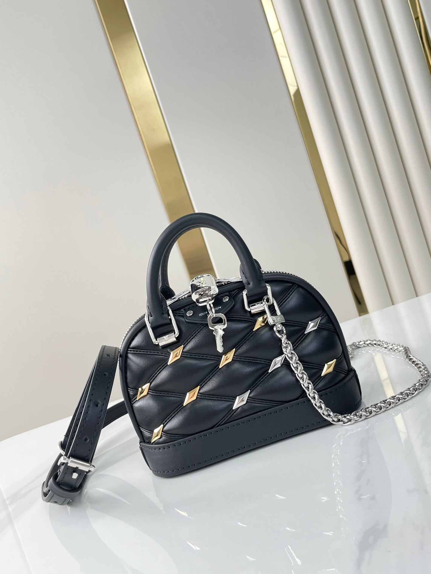 NANO ALMA 18 EN CUIR D'AGNEAU MATELASSÉ NOIR, QUINCAILLERIE OR ET ARGENT