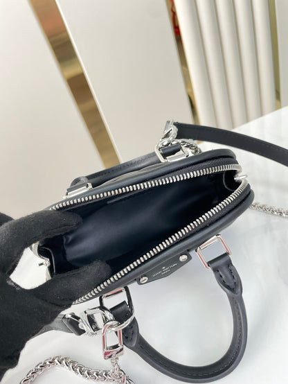 NANO ALMA 18 EN CUIR D'AGNEAU MATELASSÉ NOIR, QUINCAILLERIE OR ET ARGENT