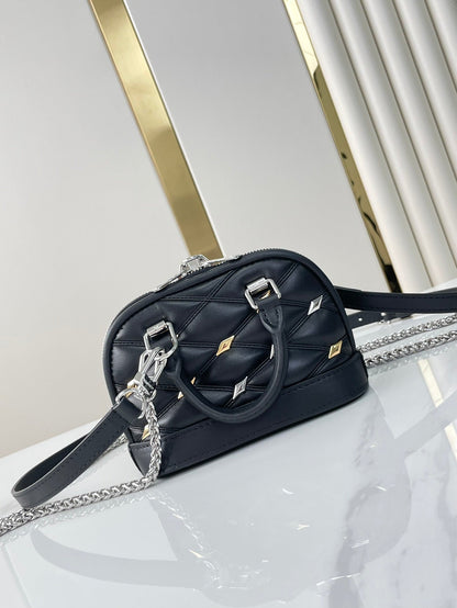 NANO ALMA 18 EN CUIR D'AGNEAU MATELASSÉ NOIR, QUINCAILLERIE OR ET ARGENT