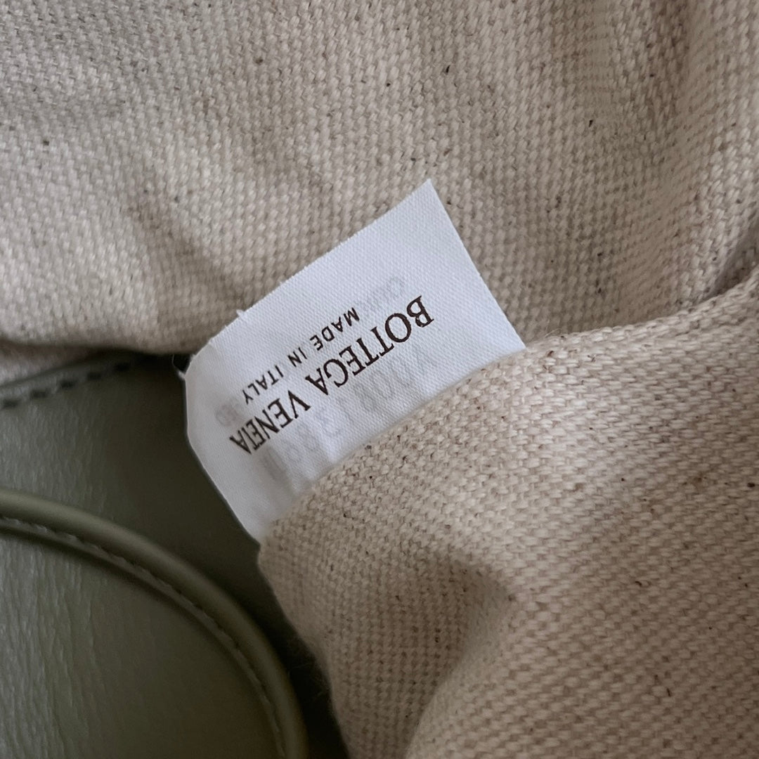 Sac à main BV Loop Top Handle 19 cm en cuir d'agneau vert beige