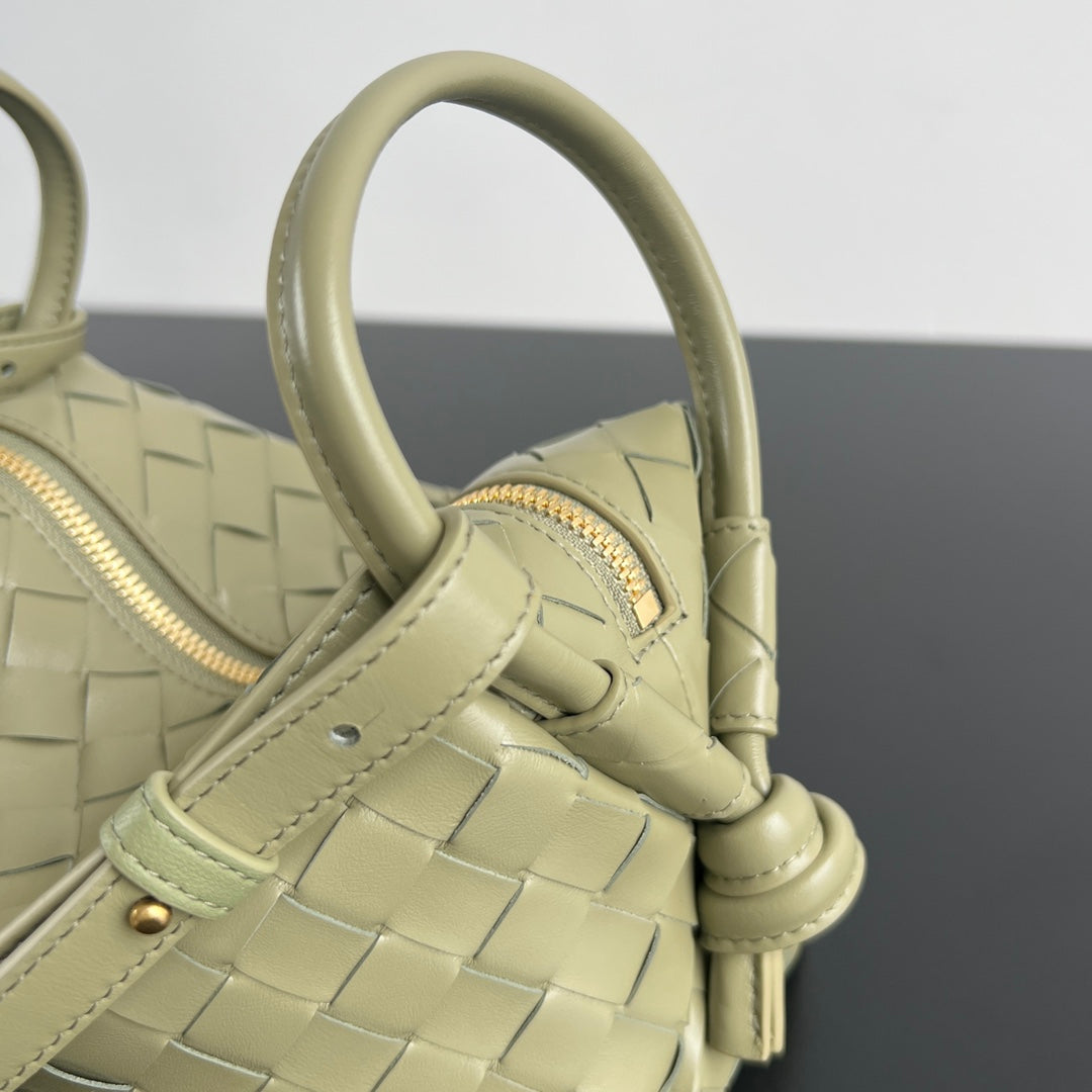 Sac à main BV Loop Top Handle 19 cm en cuir d'agneau vert beige