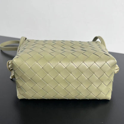 Sac à main BV Loop Top Handle 19 cm en cuir d'agneau vert beige
