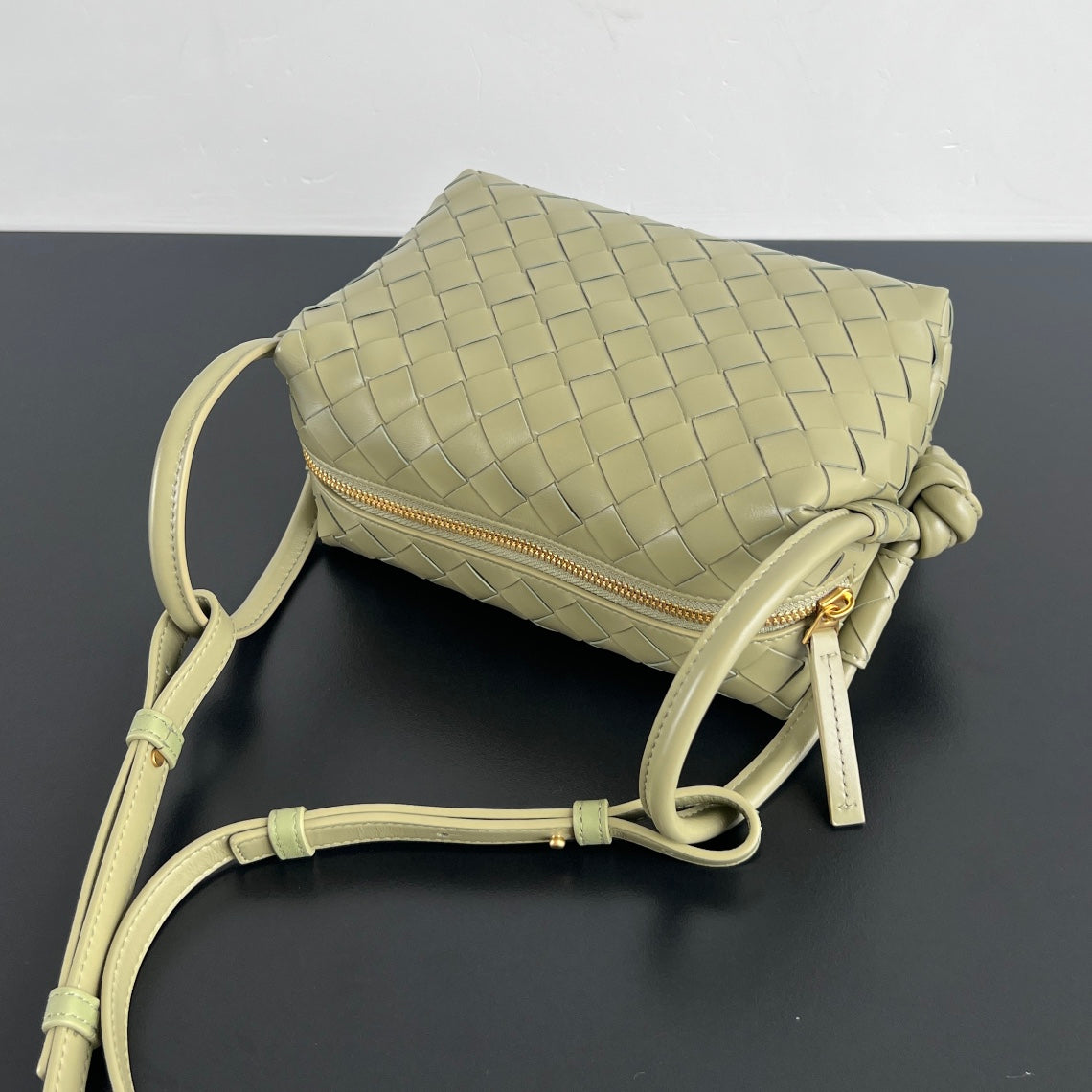Sac à main BV Loop Top Handle 19 cm en cuir d'agneau vert beige