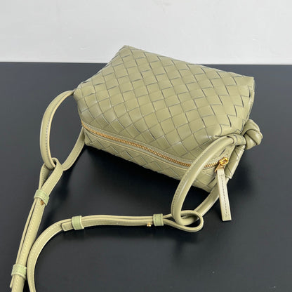 Sac à main BV Loop Top Handle 19 cm en cuir d'agneau vert beige