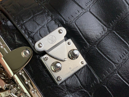 Malle fine 23 en cuir de veau noir motif crocodile, quincaillerie argentée